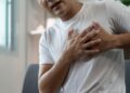 胸口悶痛，提不上氣憂猝死？中醫提「3警訊」判斷、「3穴自救法」一次看！