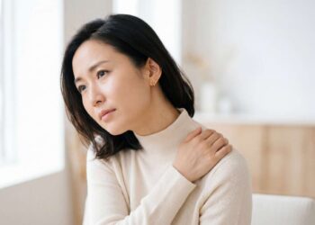 肩膀痛別輕忽！中醫師揭五十肩6大成因、4大症狀，治療方式一次看