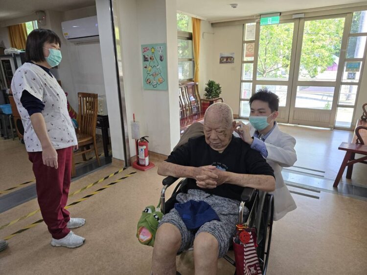 榮家推動中醫床邊診療　讓行動不便住民也能安心就醫