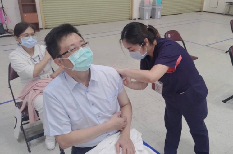 防範流感與新冠疫情 花蓮醫院疫苗開打  
