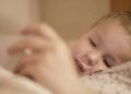 3歲以下幼兒睡眠集大成！ 影響的6大關鍵、常醒的幼兒可能與「它」缺乏有關