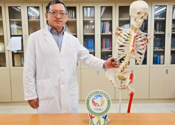 骨鬆患者看牙要當心！ 配合醫師正確用藥降低顎骨壞死，避免骨鬆從日常做起
