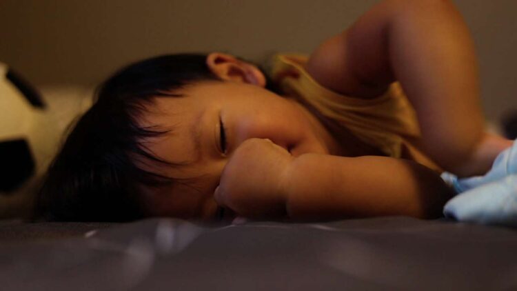 小孩睡不好全家都受累！兒童睡眠檢查是什麼？ 醫提檢查「3要」、「3不要」