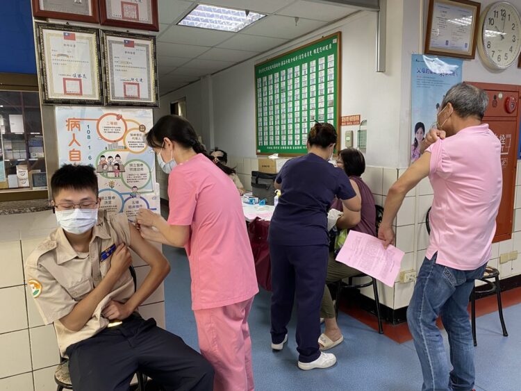 秋季流感提早進入流行期 榮家住民及員工接種流感抵禦秋冬疫情